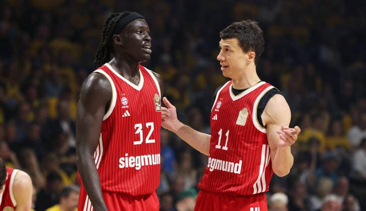 Vladimir Lucic redet mit Wenyen Gabriel Aktion Oberkörper Basketball BBL Bundesliga Herren Play Off Finale 3.Spiel Saison 2025 2026 17.06.2026 ALBA Berlin vs. Bayern München