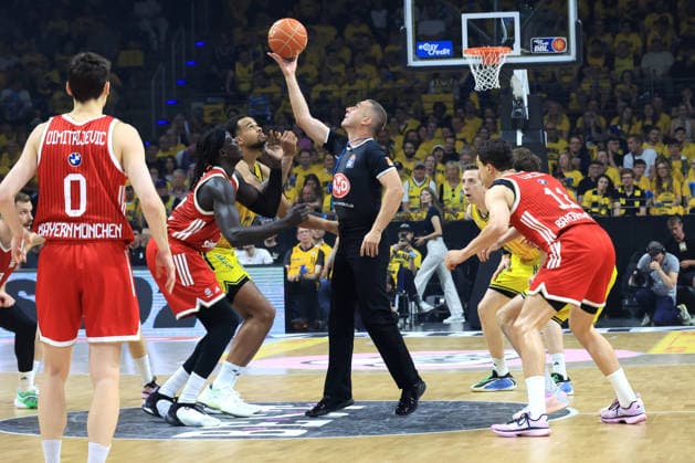 DEU, easyCredit BBL, ALBA vs. Bayern Muenchen, 17.06.2026, Uber-Arena, Berlin, DEU, easyCredit BBL, ALBA vs. Bayern Muenchen, im Bild ALBA-Spieler, Norris Agbakoko (ALBA Berlin 17), Wenyen Gabriel (FC Bayern Muenchen 32)