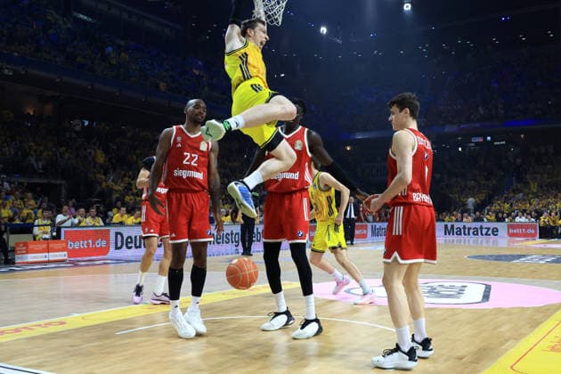 DEU, easyCredit BBL, ALBA vs. Bayern Muenchen, 17.06.2026, Uber-Arena, Berlin, DEU, easyCredit BBL, ALBA vs. Bayern Muenchen, im Bild dunking von Justin Bean (ALBA Berlin 34), Wenyen Gabriel (FC Bayern Muenchen 32), m