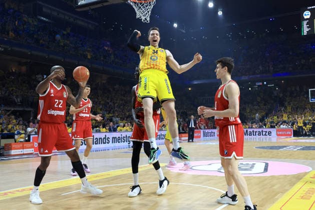 DEU, easyCredit BBL, ALBA vs. Bayern Muenchen, 17.06.2026, Uber-Arena, Berlin, DEU, easyCredit BBL, ALBA vs. Bayern Muenchen, im Bild dunking von Justin Bean (ALBA Berlin 34), Wenyen Gabriel (FC Bayern Muenchen 32), m