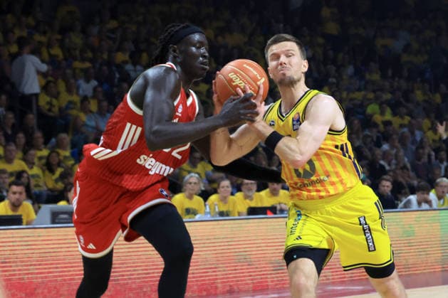 DEU, easyCredit BBL, ALBA vs. Bayern Muenchen, 17.06.2026, Uber-Arena, Berlin, DEU, easyCredit BBL, ALBA vs. Bayern Muenchen, im Bild Martin Hermannsson (ALBA Berlin 15), Wenyen Gabriel (FC Bayern Muenchen 32)