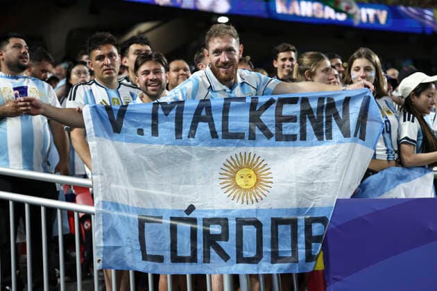 KANSAS CITY, MO - JUNE 16: An Argentina fan holds up a sign saying V. Mackenna Cordoba in the second half of the FIFA World Cup, WM, Weltmeisterschaft, Fussball 2026 Group J match between Argentina and Algeria on June 16, 2026 at Kansas City Stadium in Kansas City, MO. (Photo by Scott Winters Icon Sportswire) SOCCER: JUN 16 FIFA World Cup 26 Group J - Argentina vs Algeria EDITORIAL USE ONLY Icon2606160534