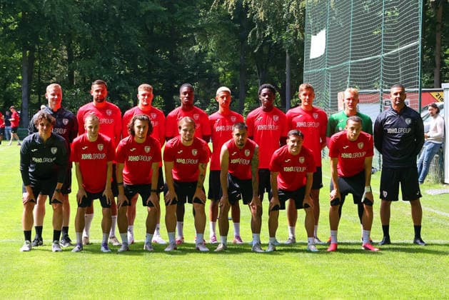 Bild: v.l. h.R. Physo; Alexander Seidel; Lukas Walchhütter;Michael Sternberg; Colin Kroll-Thiel; Joel Awuah; Leon Schmökel; Luis Ackermann; Alain Karim (Trainer) v.R. Athletiktrainer; Kay Seidemann; Musa Alkan; Janis Juckel; Lion Semic; Bajram Syla; Elias Ndukwe Oke ---Trainingsauftakt des Greifswalder FC Regionalliga Nordost 17.06.2026 in Greifswald