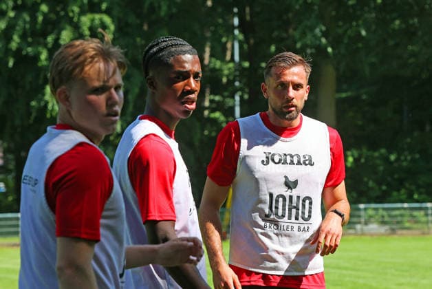 Bild: v.l. Janis Juckel; Michael Sternberg und Alexander Seidel ---Trainingsauftakt des Greifswalder FC Regionalliga Nordost 17.06.2026 in Greifswald