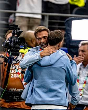 DALLAS - Jurgen Klopp and Jordan Henderson of England greet each other during the 2026 World Cup at AT&T Stadium on June 17, 2026, in Dallas, United States. (Photo by Stefan Koops EYE4IMAGES DeFodi Images) -