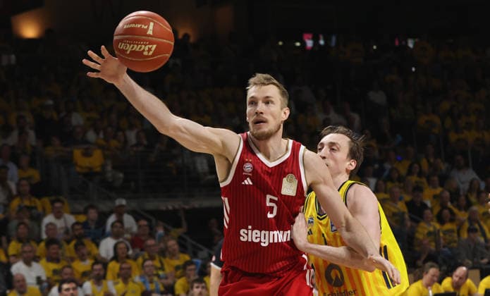 Niels Giffey am Ball, Moses Wood Zweikampf Spielszene Aktion Basketball BBL Bundesliga Herren Play Off Finale 3.Spiel Saison 2025 2026 17.06.2026 ALBA Berlin vs. Bayern München