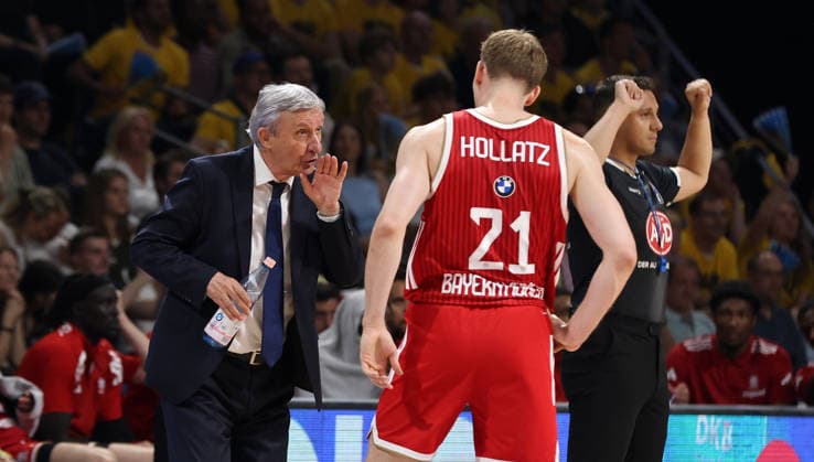 Trainer Svetislav Pesic redet mit Justus Hollatz Aktion Oberkörper Basketball BBL Bundesliga Herren Play Off Finale 3.Spiel Saison 2025 2026 17.06.2026 ALBA Berlin vs. Bayern München