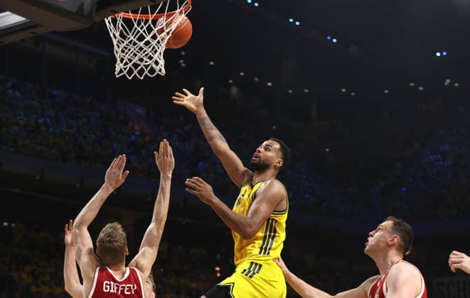 Niels Giffey, Norris Agbakoko am Ball Zweikampf Spielszene Aktion Basketball BBL Bundesliga Herren Play Off Finale 3.Spiel Saison 2025 2026 17.06.2026 ALBA Berlin vs. Bayern München