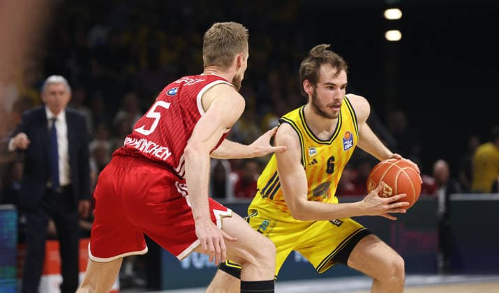 Niels Giffey, Malte Delow am Ball Zweikampf Spielszene Aktion Basketball BBL Bundesliga Herren Play Off Finale 3.Spiel Saison 2025 2026 17.06.2026 ALBA Berlin vs. Bayern München