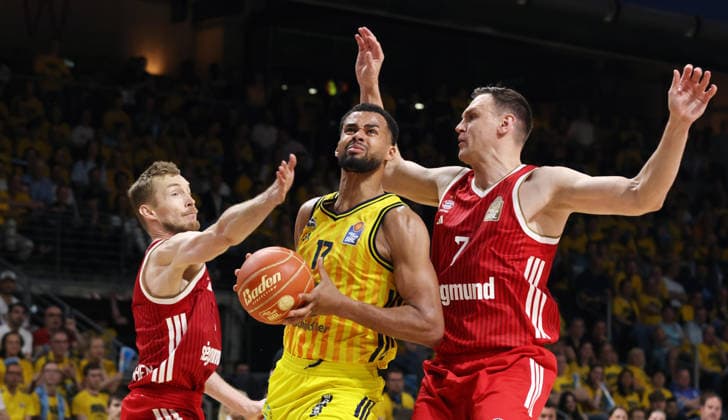 Niels Giffey, Norris Agbakoko am Ball, Johannes Voigtmann Zweikampf Spielszene Aktion Basketball BBL Bundesliga Herren Play Off Finale 3.Spiel Saison 2025 2026 17.06.2026 ALBA Berlin vs. Bayern München