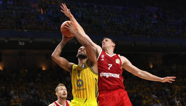 Niels Giffey, Norris Agbakoko am Ball, Johannes Voigtmann Zweikampf Spielszene Aktion Basketball BBL Bundesliga Herren Play Off Finale 3.Spiel Saison 2025 2026 17.06.2026 ALBA Berlin vs. Bayern München