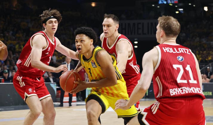 Justinian Jessup, Jack Kayil am Ball, Johannes Voigtmann, Justus Hollatz Zweikampf Spielszene Aktion Basketball BBL Bundesliga Herren Play Off Finale 3.Spiel Saison 2025 2026 17.06.2026 ALBA Berlin vs. Bayern München