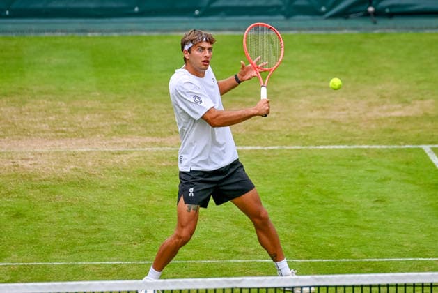 Flavio Cobolli (ITA) schlaegt einen Ball mit der Rueckhand TERRA WORTMANN Open 2026, Tennis, ATP, Tennis Herren Tennis Herren 500, Turnier, Hauptfeld, 17.06.2026, TERRA WORTMANN Open 2026, Tennis, ATP, Tennis Herren 500, Turnier, Hauptfeld, 17.06.2026 Halle