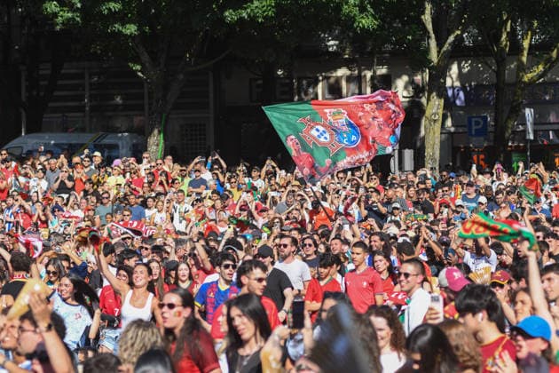TORCIDA PORTUGAL x CONGO PORTO, PT - 17.06.2026: TORCIDA PORTUGAL X CONGO - Portuguese fans watch Portugal& 39;s opening match in the 2026 FIFA World Cup, WM, Weltmeisterschaft, Fussball against the Democratic Republic of Congo, broadcast from the Fan Zone set up in Praca de D. Joao I, in the center of Porto. The match, valid for the first round of Group K, marks the beginning of the Portuguese national team, Nationalteam 39;s campaign in the World Cup held in the United States, Canada and Mexico. (Photo: Daniela Maria Fotoarena) x2963878x  DanielaxMaria