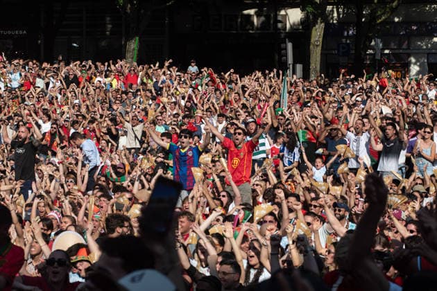 TORCIDA PORTUGAL x CONGO PORTO, PT - 17.06.2026: TORCIDA PORTUGAL X CONGO - Portuguese fans watch Portugal& 39;s opening match in the 2026 FIFA World Cup, WM, Weltmeisterschaft, Fussball against the Democratic Republic of Congo, broadcast from the Fan Zone set up in Praca de D. Joao I, in the center of Porto. The match, valid for the first round of Group K, marks the beginning of the Portuguese national team, Nationalteam 39;s campaign in the World Cup held in the United States, Canada and Mexico. (Photo: Daniela Maria Fotoarena) x2963880x  DanielaxMaria