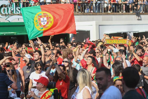 TORCIDA PORTUGAL x CONGO PORTO, PT - 17.06.2026: TORCIDA PORTUGAL X CONGO - Portuguese fans watch Portugal& 39;s opening match in the 2026 FIFA World Cup, WM, Weltmeisterschaft, Fussball against the Democratic Republic of Congo, broadcast from the Fan Zone set up in Praca de D. Joao I, in the center of Porto. The match, valid for the first round of Group K, marks the beginning of the Portuguese national team, Nationalteam 39;s campaign in the World Cup held in the United States, Canada and Mexico. (Photo: Daniela Maria Fotoarena) x2963887x  DanielaxMaria