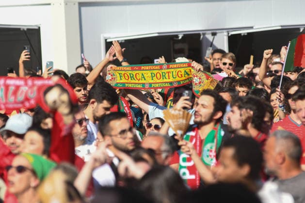 TORCIDA PORTUGAL x CONGO PORTO, PT - 17.06.2026: TORCIDA PORTUGAL X CONGO - Portuguese fans watch Portugal& 39;s opening match in the 2026 FIFA World Cup, WM, Weltmeisterschaft, Fussball against the Democratic Republic of Congo, broadcast from the Fan Zone set up in Praca de D. Joao I, in the center of Porto. The match, valid for the first round of Group K, marks the beginning of the Portuguese national team, Nationalteam 39;s campaign in the World Cup held in the United States, Canada and Mexico. (Photo: Daniela Maria Fotoarena) x2963889x  DanielaxMaria