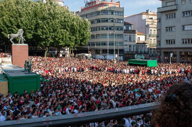 TORCIDA PORTUGAL x CONGO PORTO, PT - 17.06.2026: TORCIDA PORTUGAL X CONGO - Portuguese fans watch Portugal& 39;s opening match in the 2026 FIFA World Cup, WM, Weltmeisterschaft, Fussball against the Democratic Republic of Congo, broadcast from the Fan Zone set up in Praca de D. Joao I, in the center of Porto. The match, valid for the first round of Group K, marks the beginning of the Portuguese national team, Nationalteam 39;s campaign in the World Cup held in the United States, Canada and Mexico. (Photo: Daniela Maria Fotoarena) x2963921x  DanielaxMaria