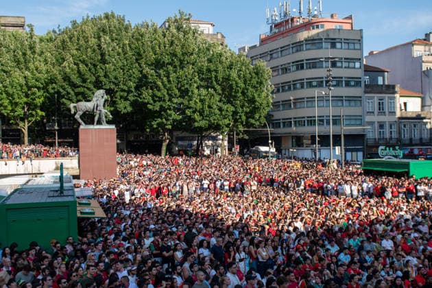TORCIDA PORTUGAL x CONGO PORTO, PT - 17.06.2026: TORCIDA PORTUGAL X CONGO - Portuguese fans watch Portugal& 39;s opening match in the 2026 FIFA World Cup, WM, Weltmeisterschaft, Fussball against the Democratic Republic of Congo, broadcast from the Fan Zone set up in Praca de D. Joao I, in the center of Porto. The match, valid for the first round of Group K, marks the beginning of the Portuguese national team, Nationalteam 39;s campaign in the World Cup held in the United States, Canada and Mexico. (Photo: Daniela Maria Fotoarena) x2963922x  DanielaxMaria