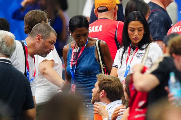 Ashlyn Castro, girlfriend of Jude Bellingham with Mark Bellingham and Denise Bellingham, parents of Jude Bellingham England v Croatia, 2026 FIFA World Cup, WM, Weltmeisterschaft, Fussball Group L, Football, Dallas Stadium, Arlington, Texas, USA - 17 Jun 2026Arlington Dallas Stadium Texas (TX) United States of America EDITORIAL USE ONLY No use with unauthorised audio, video, data, fixture lists, club league logos or live services. Online in-match use limited to 120 images, no video emulation. No use in betting, games or single club league player publications.  Copyright: xJavierxGarcia Shutterstockx 16928920ai