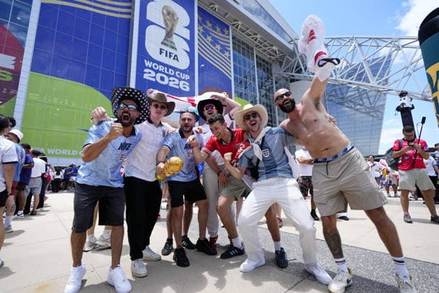 FIFA World Cup, WM, Weltmeisterschaft, Fussball 2026 - Group L - England vs Croatia Supporters of England pose for a family picture in front of Dallas Stadium ahead of the FIFA World Cup 2026 group stage match England against Croatia, in Dallas, Texas, USA, 17 June 2026. DALLAS United States  Copyright: xJEFFREYxMCWHORTERx