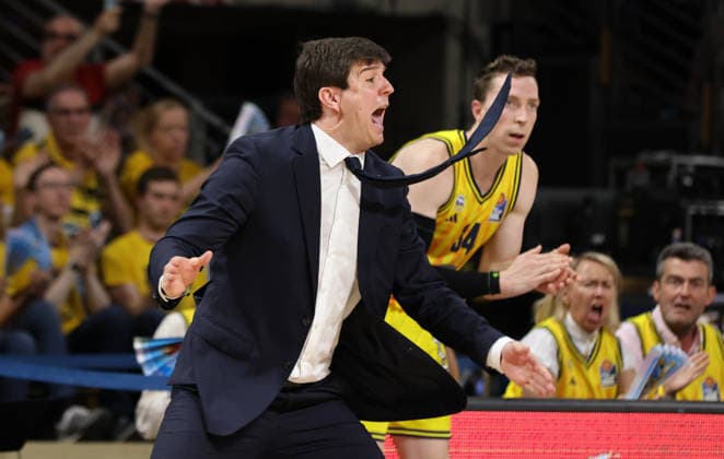 Trainer Pedro Calles feuert an Aktion Oberkörper Basketball BBL Bundesliga Herren Play Off Finale 3.Spiel Saison 2025 2026 17.06.2026 ALBA Berlin vs. Bayern München