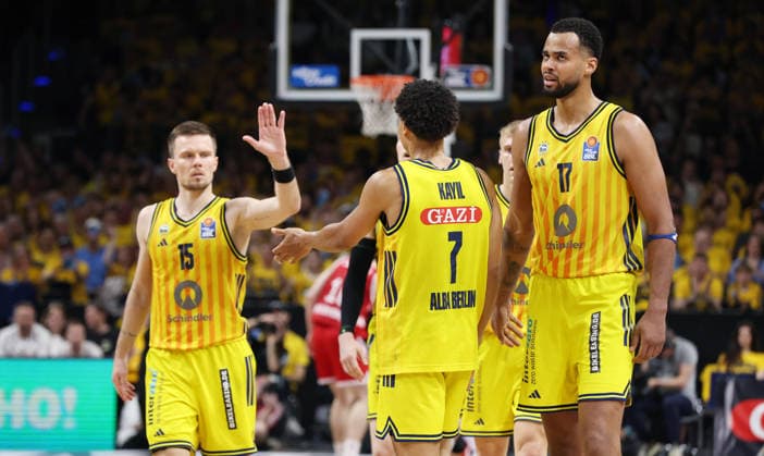 Martin Hermannsson klatscht ab mit Jack Kayil, Norris Agbakoko Aktion Oberkörper Basketball BBL Bundesliga Herren Play Off Finale 3.Spiel Saison 2025 2026 17.06.2026 ALBA Berlin vs. Bayern München