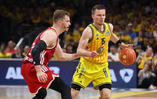 Andreas Obst, Martin Hermannsson am Ball Zweikampf Spielszene Aktion Basketball BBL Bundesliga Herren Play Off Finale 3.Spiel Saison 2025 2026 17.06.2026 ALBA Berlin vs. Bayern München