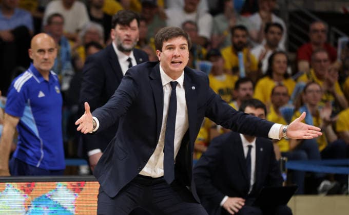 Trainer Pedro Calles gibt Anweisungen Aktion Oberkörper Basketball BBL Bundesliga Herren Play Off Finale 3.Spiel Saison 2025 2026 17.06.2026 ALBA Berlin vs. Bayern München