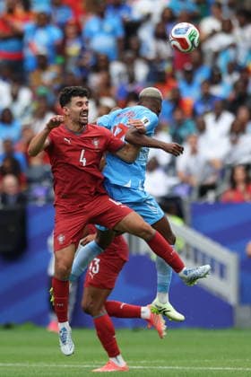 FIFA World Cup, WM, Weltmeisterschaft, Fussball 2026 - Group K - Portugal vs DR Congo Portugal s Tomas Araujo (L) in action against DR Congo s Cedric Bakambu during the FIFA World Cup 2026 group stage match between Portugal and DR Congo, in Houston, Texas, USA, 17 June 2026. Houston United States  Copyright: xMIGUELxA.xLOPESx