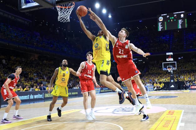 DEU, easyCredit BBL, ALBA vs. Bayern Muenchen, 17.06.2026, Uber-Arena, Berlin, DEU, easyCredit BBL, ALBA vs. Bayern Muenchen, im Bild J Wan Roberts (ALBA Berlin 13), Justus Hollatz (FC Bayern Muenchen 21)
