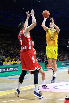 DEU, easyCredit BBL, ALBA vs. Bayern Muenchen, 17.06.2026, Uber-Arena, Berlin, DEU, easyCredit BBL, ALBA vs. Bayern Muenchen, im Bild Sam Griesel (ALBA Berlin 5), Johannes Voigtmann (FC Bayern Muenchen 7)