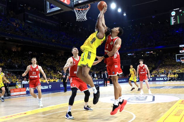 DEU, easyCredit BBL, ALBA vs. Bayern Muenchen, 17.06.2026, Uber-Arena, Berlin, DEU, easyCredit BBL, ALBA vs. Bayern Muenchen, im Bild J Wan Roberts (ALBA Berlin 13), Justus Hollatz (FC Bayern Muenchen 21)
