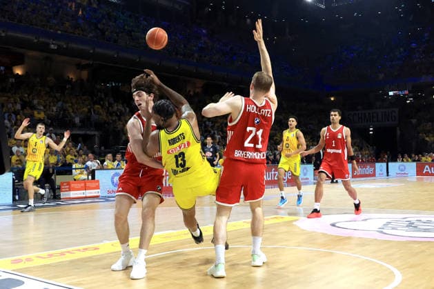 DEU, easyCredit BBL, ALBA vs. Bayern Muenchen, 17.06.2026, Uber-Arena, Berlin, DEU, easyCredit BBL, ALBA vs. Bayern Muenchen, im Bild J Wan Roberts (ALBA Berlin 13), Oscar da Silva (FC Bayern Muenchen 1), m21