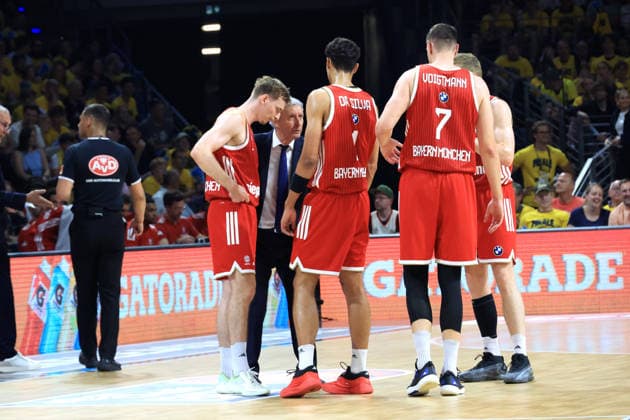 DEU, easyCredit BBL, ALBA vs. Bayern Muenchen, 17.06.2026, Uber-Arena, Berlin, DEU, easyCredit BBL, ALBA vs. Bayern Muenchen, im Bild Head Coach Svetislav Pesic (FC Bayern Muenchen), Muenchner-Spielerkreis