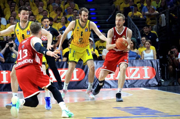 DEU, easyCredit BBL, ALBA vs. Bayern Muenchen, 17.06.2026, Uber-Arena, Berlin, DEU, easyCredit BBL, ALBA vs. Bayern Muenchen, im Bild MALTE DELOW (ALBA Berlin 6), Niels Giffey (FC Bayern Muenchen 5)