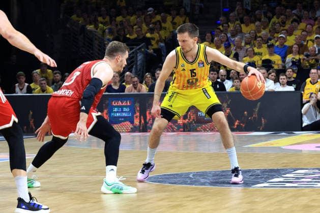 DEU, easyCredit BBL, ALBA vs. Bayern Muenchen, 17.06.2026, Uber-Arena, Berlin, DEU, easyCredit BBL, ALBA vs. Bayern Muenchen, im Bild Martin Hermannsson (ALBA Berlin 15), Andreas Obst (FC Bayern Muenchen 13)