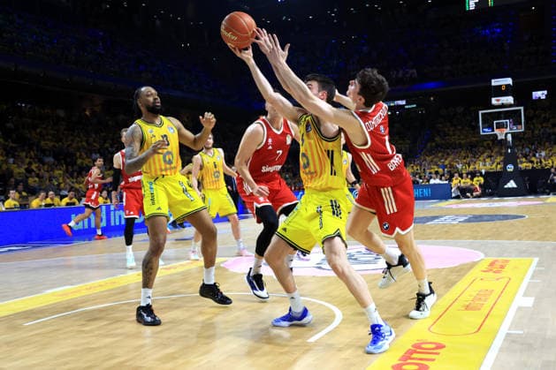 DEU, easyCredit BBL, ALBA vs. Bayern Muenchen, 17.06.2026, Uber-Arena, Berlin, DEU, easyCredit BBL, ALBA vs. Bayern Muenchen, im Bild JONAS MATTISSECK (ALBA Berlin 9), J Wan Roberts (ALBA Berlin 13), Oscar da Silva (FC Bayern Muenchen 1)
