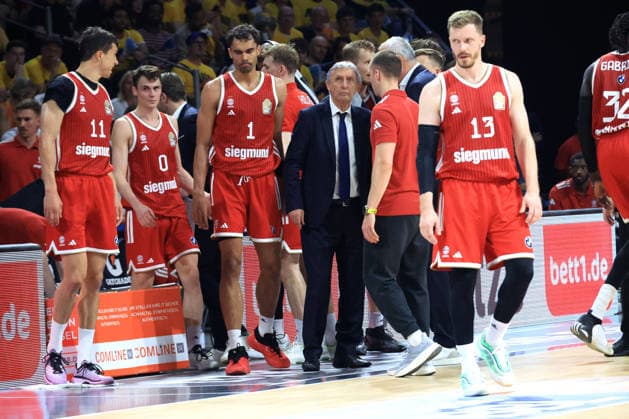 DEU, easyCredit BBL, ALBA vs. Bayern Muenchen, 17.06.2026, Uber-Arena, Berlin, DEU, easyCredit BBL, ALBA vs. Bayern Muenchen, im Bild Head Coach Svetislav Pesic (FC Bayern Muenchen), Muenchner-Spielerkreis