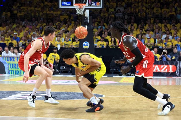 DEU, easyCredit BBL, ALBA vs. Bayern Muenchen, 17.06.2026, Uber-Arena, Berlin, DEU, easyCredit BBL, ALBA vs. Bayern Muenchen, im Bild Jack Kayil( ALBA Berlin 7), Neno Dimitrijevic (FC Bayern Muenchen 0), Wenyen Gabriel (FC Bayern Muenchen 32)