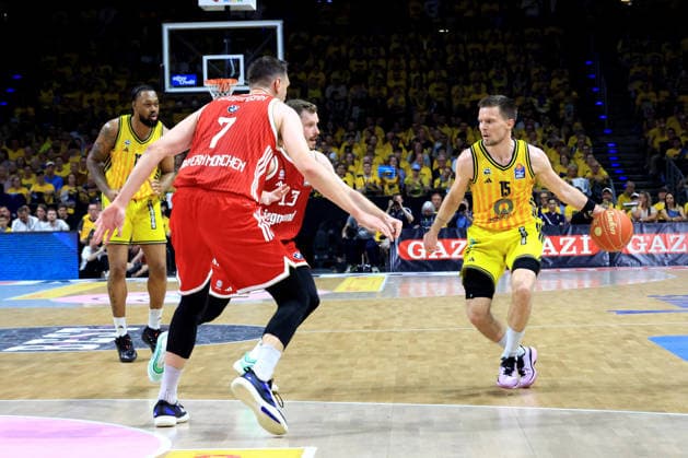 DEU, easyCredit BBL, ALBA vs. Bayern Muenchen, 17.06.2026, Uber-Arena, Berlin, DEU, easyCredit BBL, ALBA vs. Bayern Muenchen, im Bild Martin Hermannsson (ALBA Berlin 15), Andreas Obst (FC Bayern Muenchen 13), Johannes Voigtmann (FC Bayern Muenchen 7)