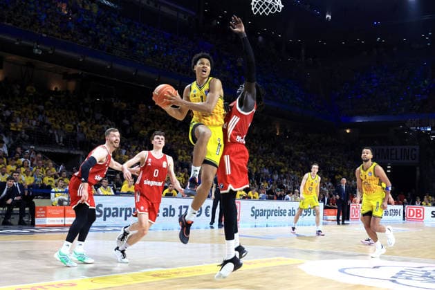 DEU, easyCredit BBL, ALBA vs. Bayern Muenchen, 17.06.2026, Uber-Arena, Berlin, DEU, easyCredit BBL, ALBA vs. Bayern Muenchen, im Bild Jack Kayil( ALBA Berlin 7), Wenyen Gabriel (FC Bayern Muenchen 32)