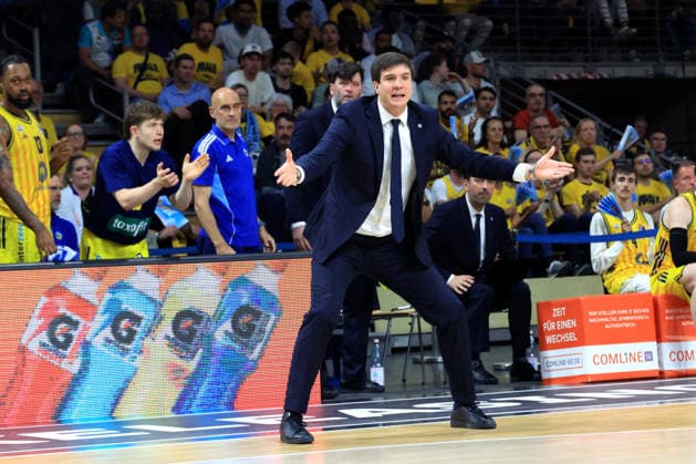 DEU, easyCredit BBL, ALBA vs. Bayern Muenchen, 17.06.2026, Uber-Arena, Berlin, DEU, easyCredit BBL, ALBA vs. Bayern Muenchen, im Bild CHEFTRAINER Pedro Calles (ALBA Berlin), ALBA-Spielerbank