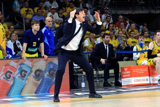 DEU, easyCredit BBL, ALBA vs. Bayern Muenchen, 17.06.2026, Uber-Arena, Berlin, DEU, easyCredit BBL, ALBA vs. Bayern Muenchen, im Bild CHEFTRAINER Pedro Calles (ALBA Berlin), ALBA-Spielerbank
