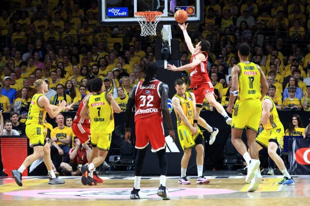 DEU, easyCredit BBL, ALBA vs. Bayern Muenchen, 17.06.2026, Uber-Arena, Berlin, DEU, easyCredit BBL, ALBA vs. Bayern Muenchen, im Bild Martin Hermannsson (ALBA Berlin 15), Neno Dimitrijevic (FC Bayern Muenchen 0)