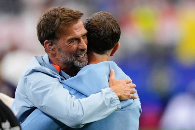 June 17, 2026, Arlington, Texas, United States: Jordan Henderson of England greets Jurgen Klopp during the FIFA World Cup, WM, Weltmeisterschaft, Fussball 2026 Group L match between England and Croatia at Dallas Stadium on June 17, 2026 in Arlington, Texas. England V Croatia: Group L - FIFA World Cup 2026  - ZUMAa181 20260617_zaa_a181_018 Copyright: xJosexBretonx
