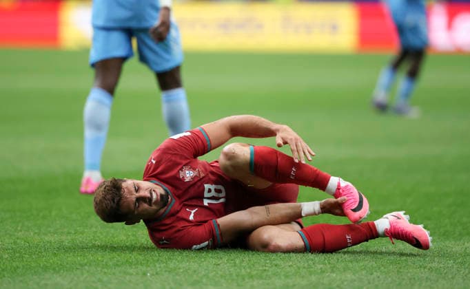 (260618) -- HOUSTON, June 18, 2026 -- Pedro Neto of Portugal falls down during the group K match between Portugal and the Democratic Republic of the Congo (DRC) at the 2026 FIFA World Cup, WM, Weltmeisterschaft, Fussball at Houston Stadium in Houston, the United States, June 17, 2026. ) (SP)U.S.-HOUSTON-FOOTBALL-FIFA WORLD CUP-GROUP K-POR VS COD ZhangxChen 