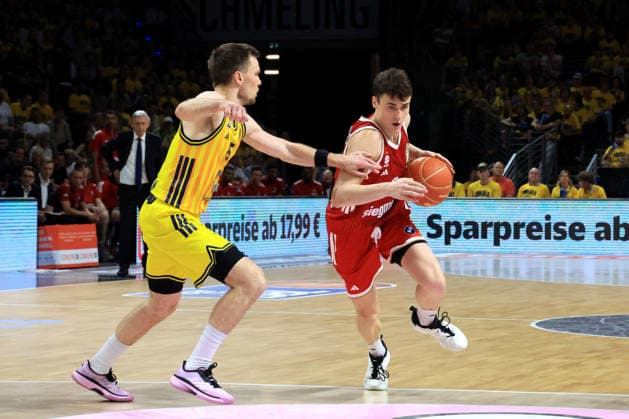 DEU, easyCredit BBL, ALBA vs. Bayern Muenchen, 17.06.2026, Uber-Arena, Berlin, DEU, easyCredit BBL, ALBA vs. Bayern Muenchen, im Bild Martin Hermannsson (ALBA Berlin 15), Neno Dimitrijevic (FC Bayern Muenchen 0)