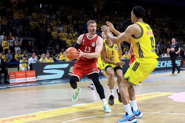 DEU, easyCredit BBL, ALBA vs. Bayern Muenchen, 17.06.2026, Uber-Arena, Berlin, DEU, easyCredit BBL, ALBA vs. Bayern Muenchen, im Bild J Wan Roberts (ALBA Berlin 13), Jack Kayil( ALBA Berlin 7), Andreas Obst (FC Bayern Muenchen 13)