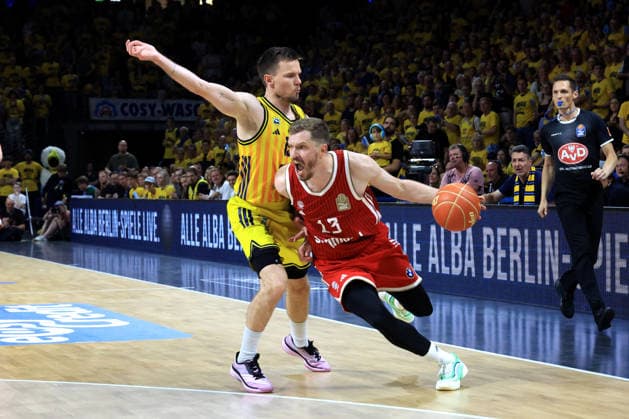 DEU, easyCredit BBL, ALBA vs. Bayern Muenchen, 17.06.2026, Uber-Arena, Berlin, DEU, easyCredit BBL, ALBA vs. Bayern Muenchen, im Bild Martin Hermannsson (ALBA Berlin 15), Andreas Obst (FC Bayern Muenchen 13)